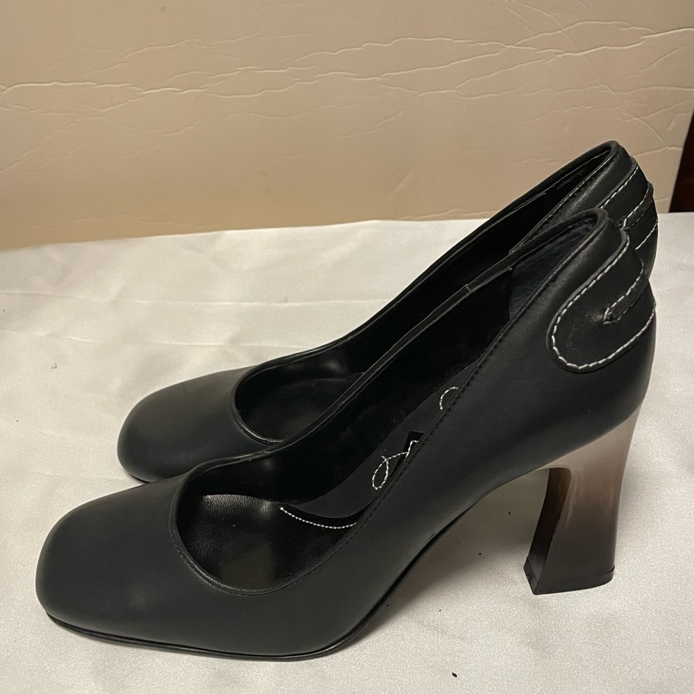 Jessica Bennet black pump bone heel